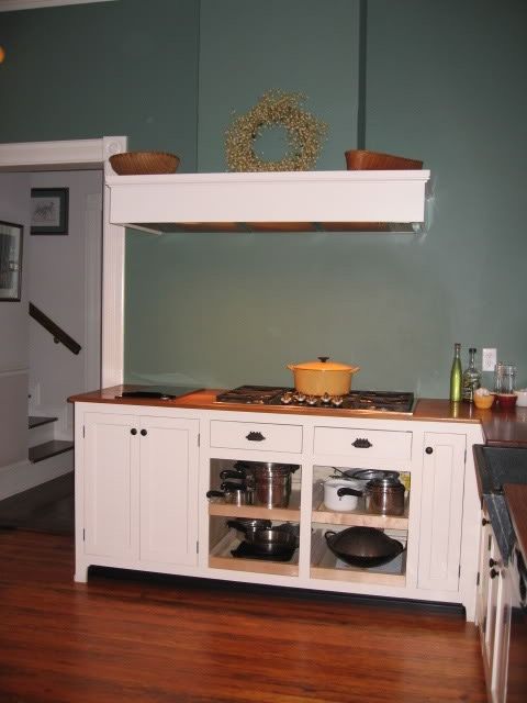 Cook top area and wood hood w/ Tradewind liner